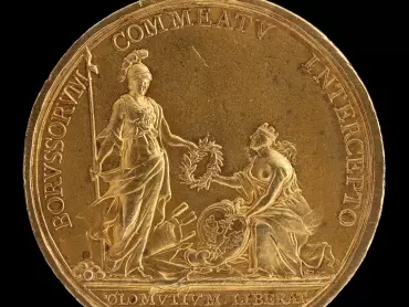 V souvislosti s oslavami ústupu Prusů od Olomouce byla medailérem Antonem Franzem Widemanem v mincovním kabinetu ve Vídni ražena stříbrná, resp. zlacená medaile. Na averzu medaile je dvojportrét panovnického páru s nápisem FRANCISCVS M: THERESIA AVGG (tj. František I. Lotrinský – Marie Terezie, Vznešení) a signatura medailéra – A. WIDEMAN. Reverz medaile zdobí alegorická scéna, na níž podává bohyně války Minerva městu Olomouci, personifikovanému ženskou postavou s hradební korunkou a s polepšeným městským znakem, vavřínový věnec. Opis zní následovně: BORUSSORVM COMMEATV – INTERCEPTO a dole v úseči je umístěn nápis o dvou řádcích OLOMVTIVM LIBERAT II. IVL. MDCCLVIII (tj. Zabavením spíže Prusů Olomouc osvobozena 2. 7. 1758). Vlastivědné muzeum v Olomouci, inv. č. 164.